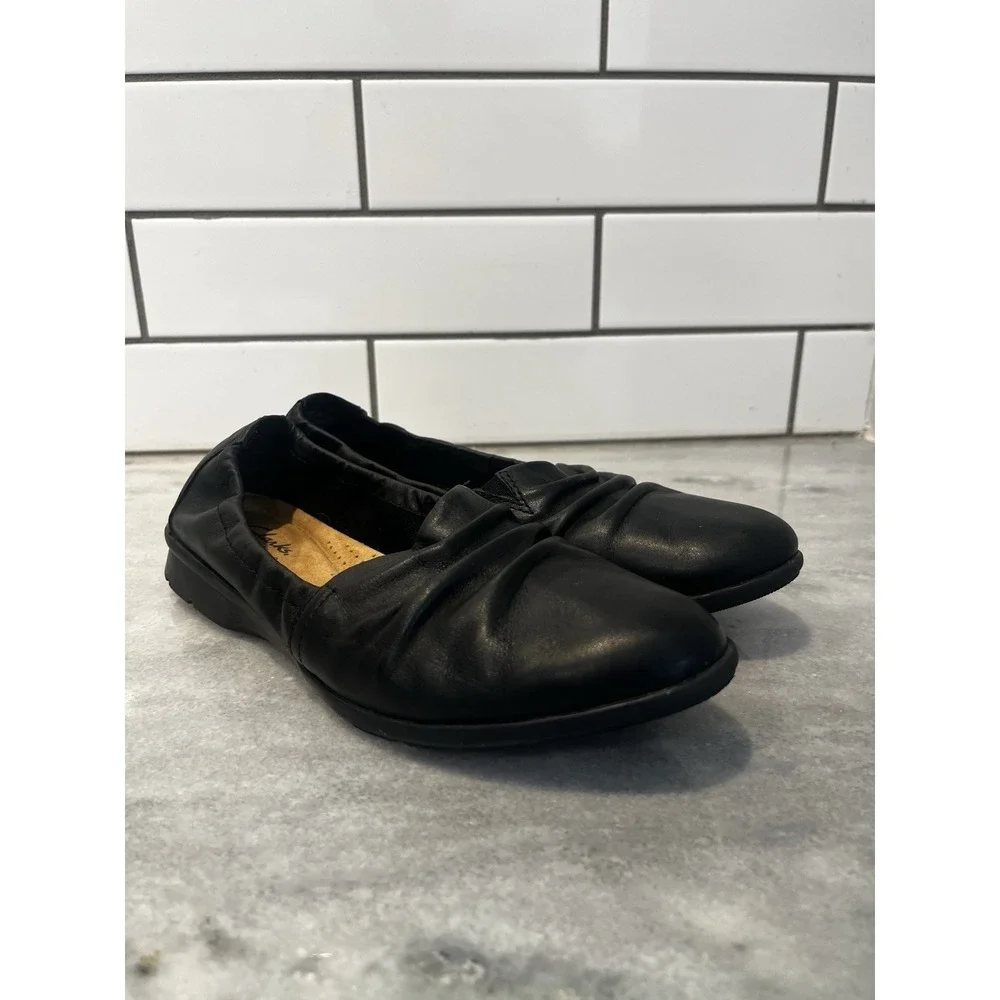 Clarks Black soft Leather Jenette Ruby Ruched Vamp Comfort stretch Flats‎ Size 7